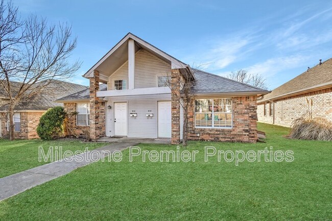 property at 914 W Houston St