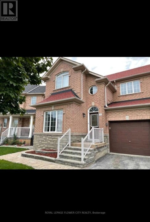 32 Starfish Ct in Brampton, ON - Building Photo