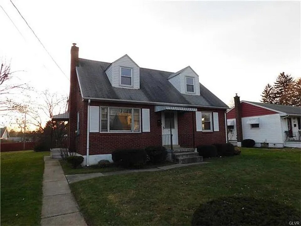 921 Cambridge Ave in Bethlehem, PA - Foto de edificio