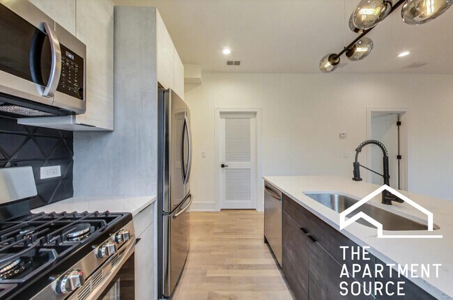 2551 W Hirsch St in Chicago, IL - Building Photo - Building Photo