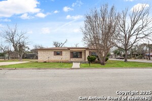 1307 11th St in Hondo, TX - Building Photo