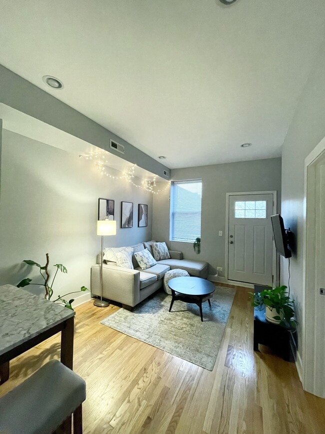 2135 S Fairfield Ave, Unit 3, Unit 3