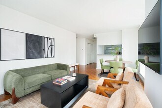 350 W 43rd St in New York, NY - Foto de edificio - Building Photo