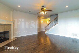 723 La Paloma Rd in Sanger, TX - Foto de edificio - Building Photo