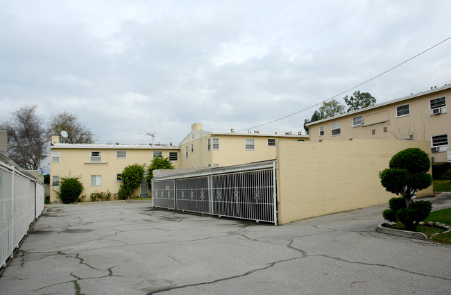 Silver Lake Garden Apartments in Los Angeles, CA - Foto de edificio - Building Photo