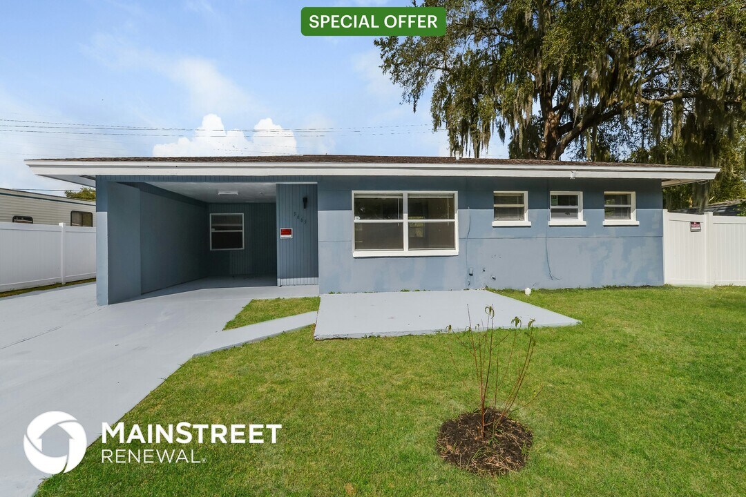 3665 Schwalbe Dr in Sarasota, FL - Building Photo