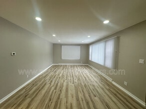 2555 N Calhoun Rd in Brookfield, WI - Building Photo - Building Photo