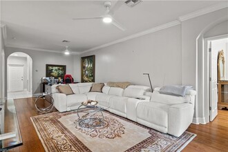 8310 Big Acorn Cir, Unit 10-B in Naples, FL - Building Photo - Building Photo