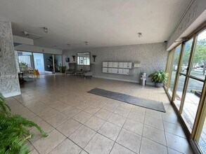 1735 NE 164th St in North Miami Beach, FL - Building Photo - Building Photo