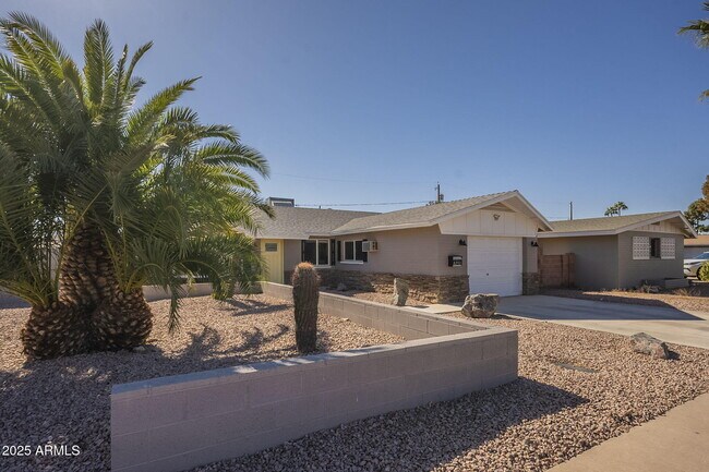 8743 E Solano Dr in Scottsdale, AZ - Building Photo - Building Photo