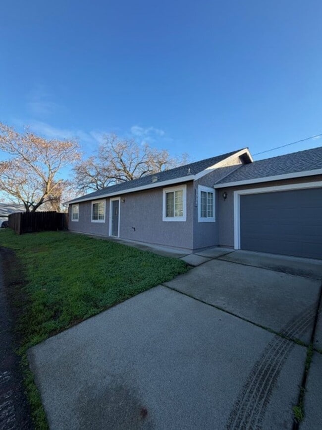 7585 Twin Oaks Ave in Citrus Heights, CA - Building Photo - Building Photo