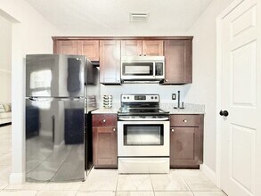 200 Country Club Dr in Largo, FL - Building Photo - Building Photo