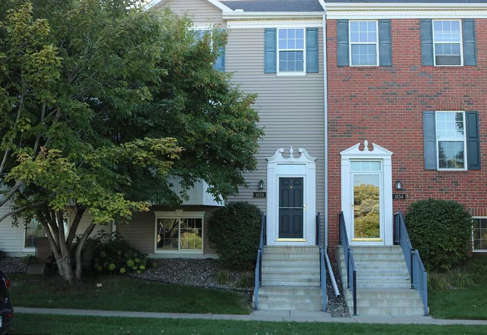 1658 Riverside Dr in Shakopee, MN - Building Photo