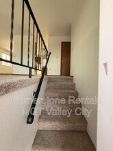 1063 5th Ave NW in Valley City, ND - Foto de edificio - Building Photo