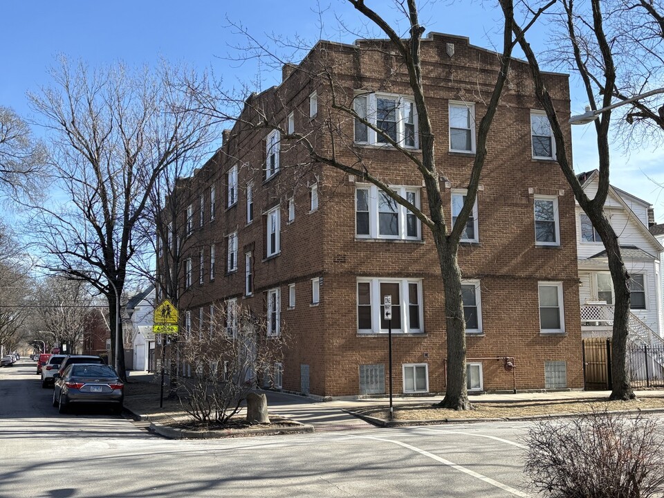 3021 W Cullom Ave in Chicago, IL - Building Photo