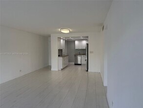 8107 SW 72nd Ave in Miami, FL - Foto de edificio - Building Photo