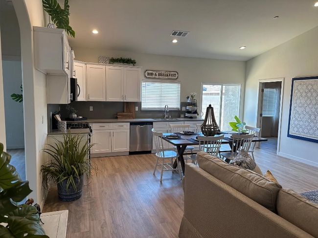 8502 Frankie Lou St in Bakersfield, CA - Building Photo - Building Photo