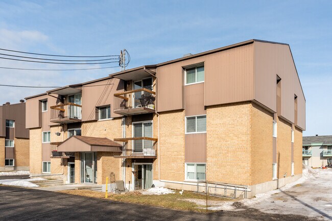 835 Du Houppier Rue in Lévis, QC - Building Photo - Building Photo