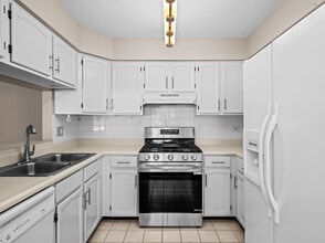 4672 N Sapphire Dr in Hoffman Estates, IL - Building Photo - Building Photo