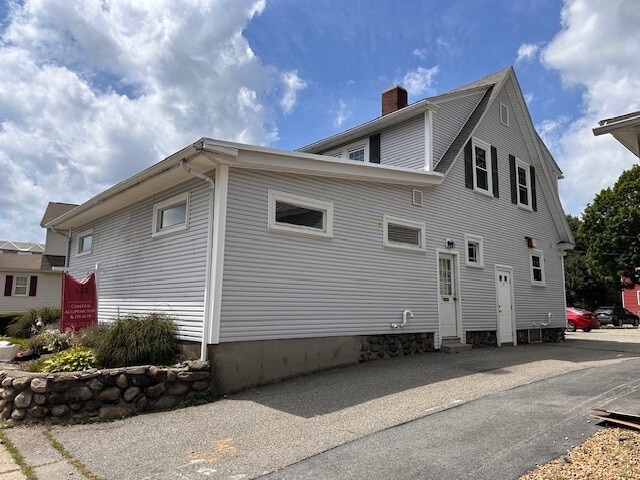 74 Highland St, Unit 74 Highland St 2nd fl in Worcester, MA - Foto de edificio - Building Photo