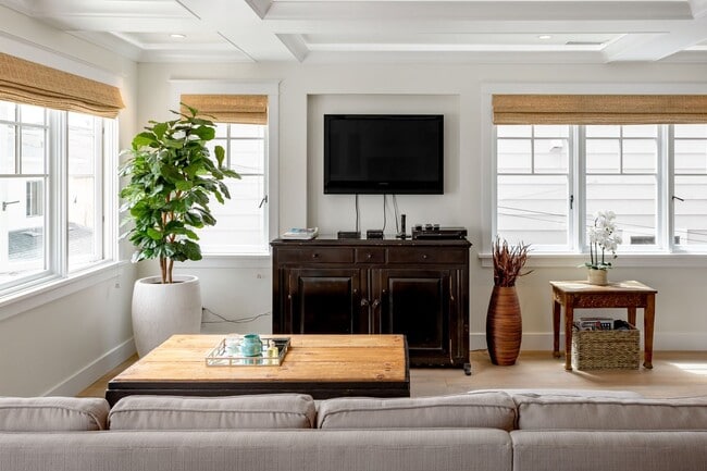 714 Jasmine Ave in Newport Beach, CA - Building Photo - Building Photo