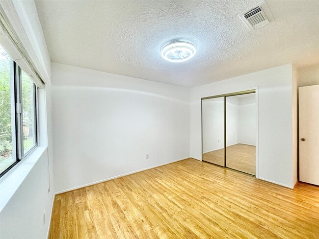 property at 6 Lea Oak Ct