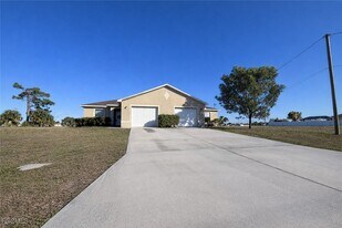 2141 SW 8th Pl in Cape Coral, FL - Building Photo