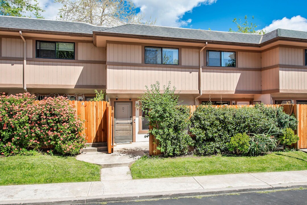 1217 Stonecreek Rd in Santa Barbara, CA - Building Photo