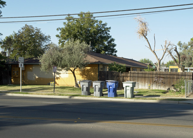 1738 Cedar Ave in Fresno, CA - Building Photo - Building Photo