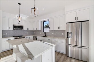 13461 Bradley Ave in Los Angeles, CA - Foto de edificio - Building Photo