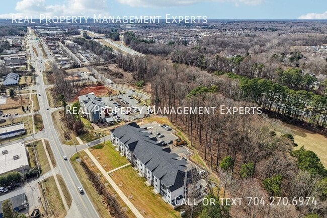 14801 Statesville Rd in Huntersville, NC - Building Photo - Building Photo