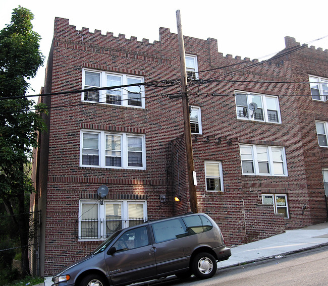 132 Highland Ave in Yonkers, NY - Foto de edificio - Building Photo