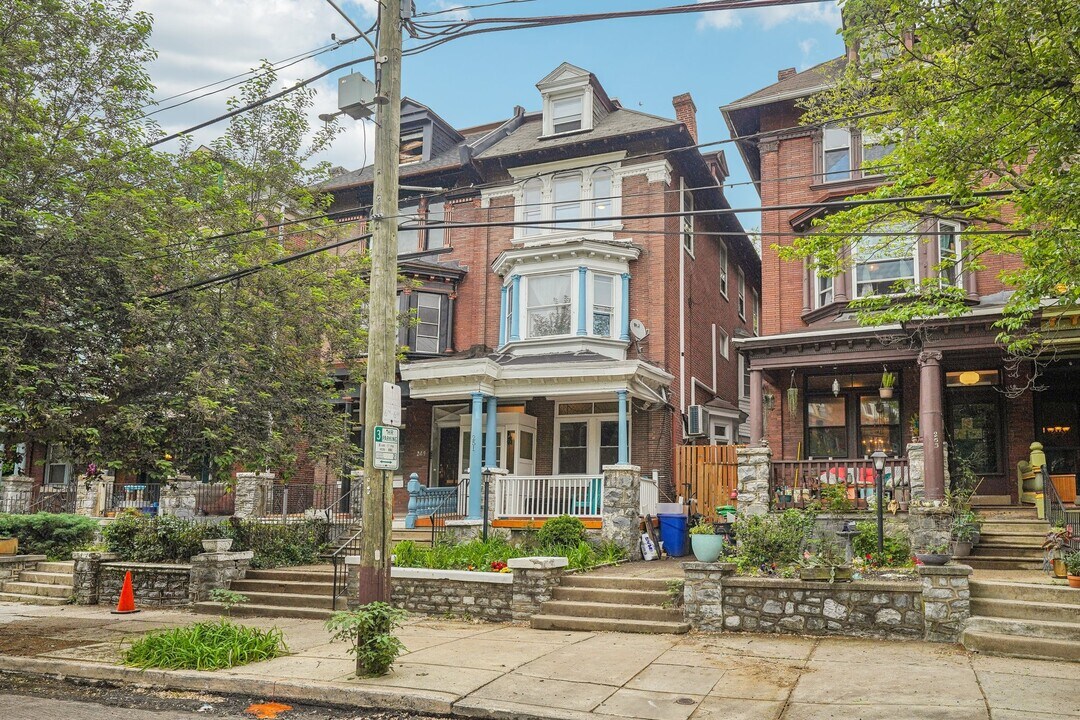 251 S 46th St in Philadelphia, PA - Foto de edificio