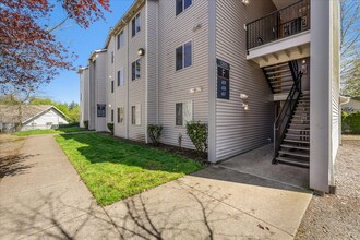 Foster Plaza Apartments in Portland, OR - Building Photo - Building Photo