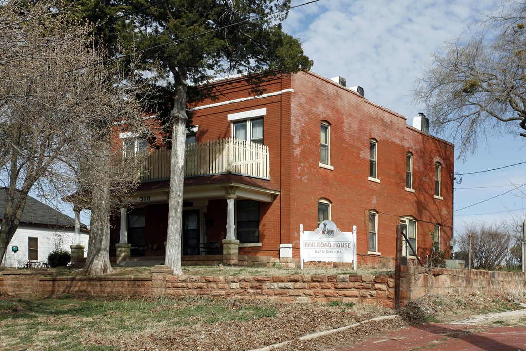 Railroad House Bed & Breakfast in Guthrie, OK - Building Photo