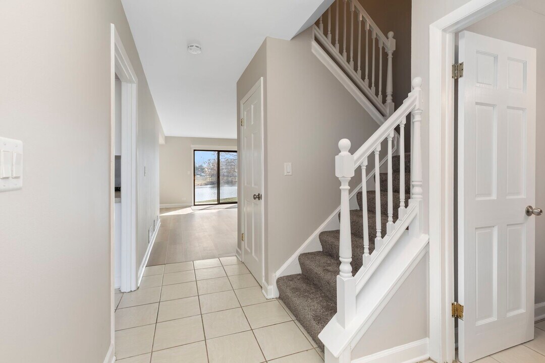 713 Shoreline Cir, Unit 713 in Schaumburg, IL - Building Photo