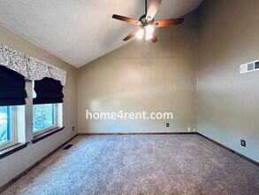 1333 Linden Rd in Liberty, MO - Foto de edificio - Building Photo