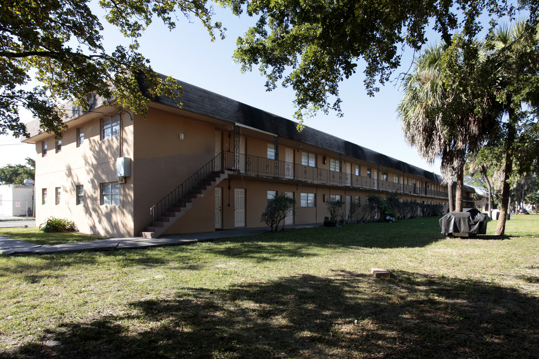 Hollywood Park West in Hollywood, FL - Building Photo