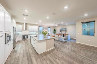 113 Bowery in Irvine, CA - Foto de edificio - Building Photo