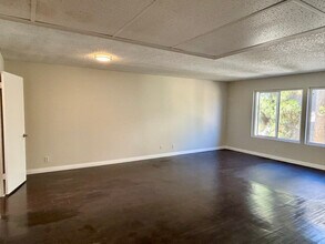 17440 Burbank Blvd in Los Angeles, CA - Building Photo - Building Photo