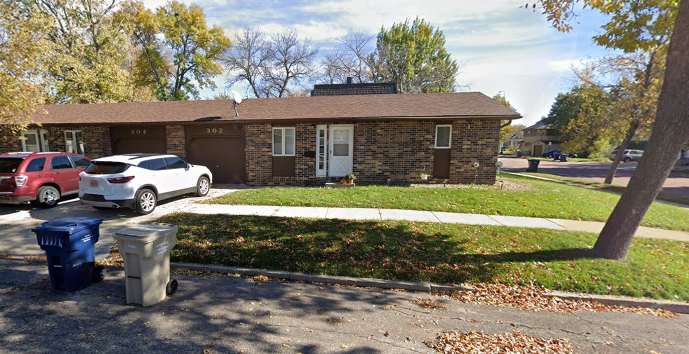 302-304 3rd St NE in Watertown, SD - Building Photo