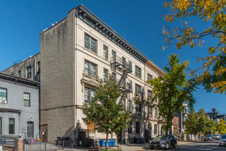 479 Van Buren St in Brooklyn, NY - Foto de edificio - Building Photo