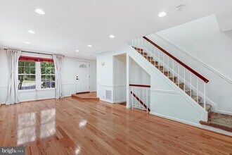8424 Springfield Oaks Dr in Springfield, VA - Building Photo - Building Photo
