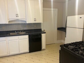 2256 Rexwood Rd, Unit 2nd Floor in Cleveland Heights, OH - Building Photo - Building Photo
