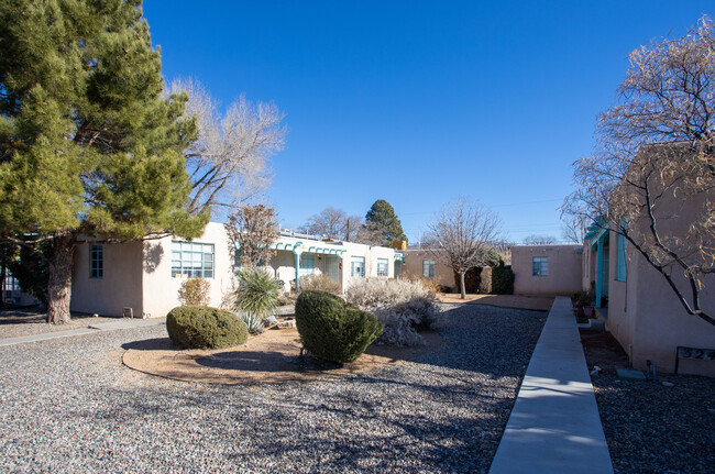 332 Jefferson St NE in Albuquerque, NM - Foto de edificio - Building Photo