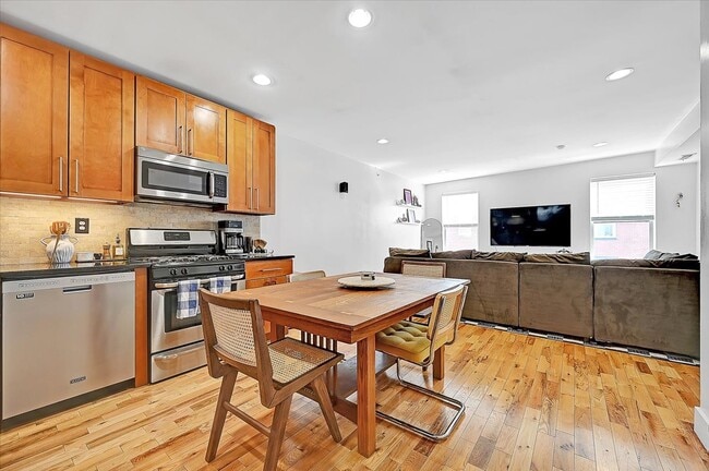 1607 Brown St, Unit 3 in Philadelphia, PA - Building Photo - Building Photo