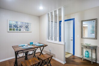 Meridian Meadows Apartments in Okemos, MI - Building Photo - Building Photo