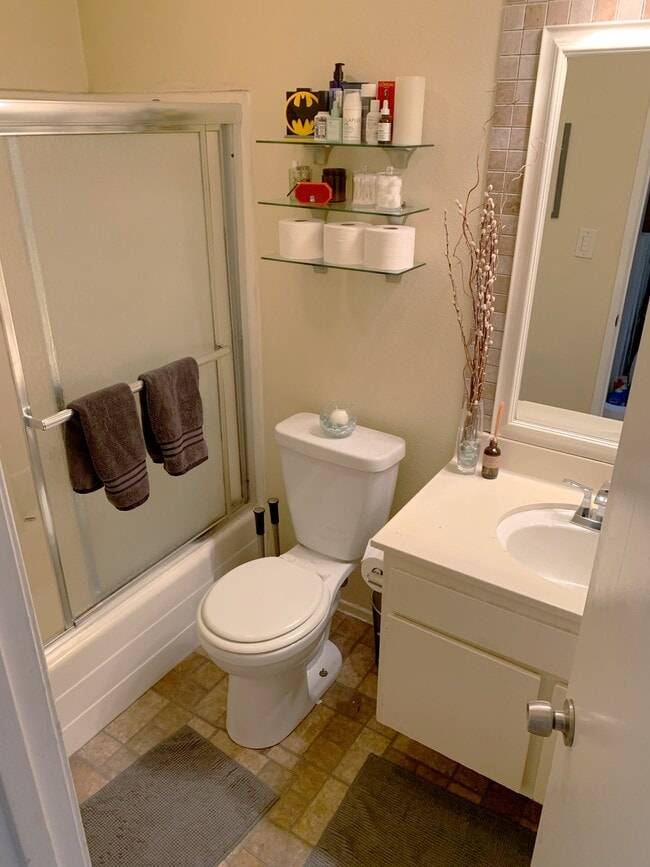 5700 Etiwanda Ave, Unit 175 in Tarzana, CA - Building Photo - Building Photo