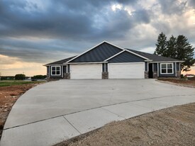 N973-N975 S Magdalyn Ct in Greenville, WI - Building Photo