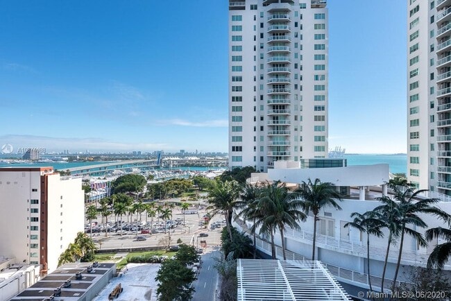 234 NE 3rd St, Unit 1505 in Miami, FL - Building Photo - Building Photo